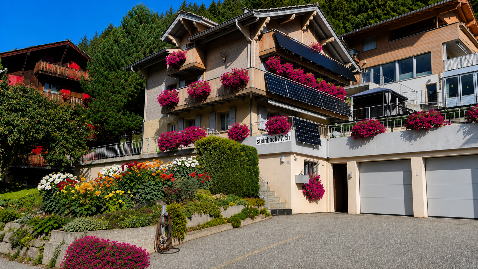 Ferienwohnung Steinbock 77 mit blumengeschmückten Balkonen in Grächen
